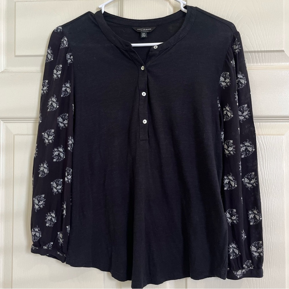 LUCKY BRAND black top/floral sleeves